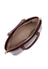 Borsa a mano in pelle marrone con esterno texturizzato, chiusura a zip e due manici corti. L'interno è foderato in tessuto beige e ha tasche.