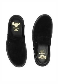 Svarta mocka träskor med ett brett rem och spänne. Gummisulor med texturerat grepp, med gul branding på innersulan.