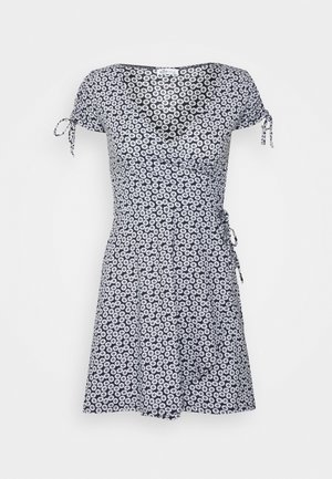 Vestido negro de manga corta con estampado de margaritas blancas, escote en V y detalles de lazos laterales en las mangas y la cintura.