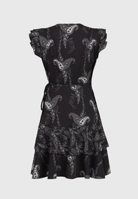 Mustapuku, jossa on valkoisia ja harmaita paisley-kuvioita, röyhelöset hihat, vyötärösolmu ja kerrokselliset röyhelöhelmat.