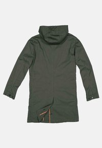 Oliwkowy płaszcz z kapturem, długimi rękawami i zapinanymi mankietami. Posiada zamek błyskawiczny oraz dwa boczne rozcięcia z pomarańczowymi akcentami.