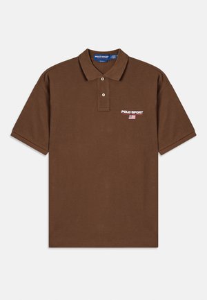 Bruine korte mouwen polo shirt met twee knopen, Polo Sport Ralph Lauren-logo en een kleine Amerikaanse vlag borduring op de borst.