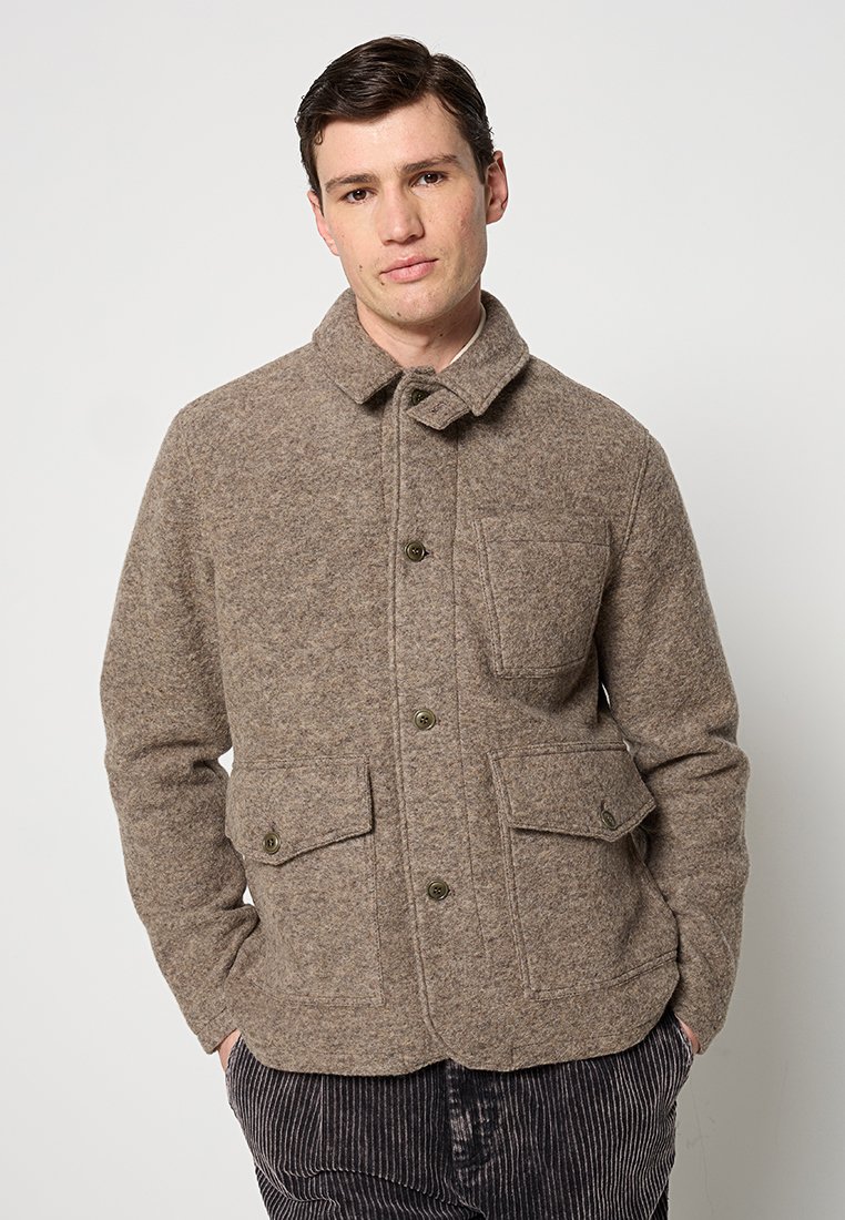 Braune Wollmischjacke mit Kragen, Fronttaschen und Knopfverschluss. Hat eine strukturierte Oberfläche und einen lässigen Schnitt.