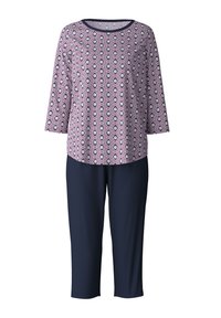 Multikleurige top met een geometrisch patroon in roze, marineblauw en wit, gecombineerd met effen marineblauwe capri-broeken. Glad materiaal, ronde hals.