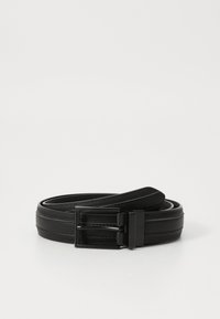 Schwarzer Gürtel aus strukturiertem Leder mit einer matten Metallschnalle. Verfügt über doppelte Rillen entlang des Riemens für zusätzlichen Detailreichtum.