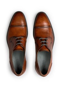 Chaussures habillées en cuir marron avec une finition lisse, présentant un bout arrondi, un design classique à lacets et des lacets gris ; détails de couture subtils.