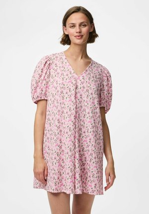 Klänning med puffärmar i ljusrosa tyg med små blommönster. Har en V-ringning och en lös passform.