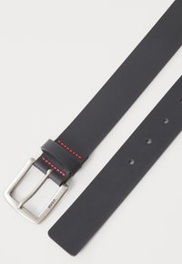 Cinturón de cuero negro con hebilla de metal plateado, con costuras rojas a lo largo de la correa y múltiples agujeros de ajuste.