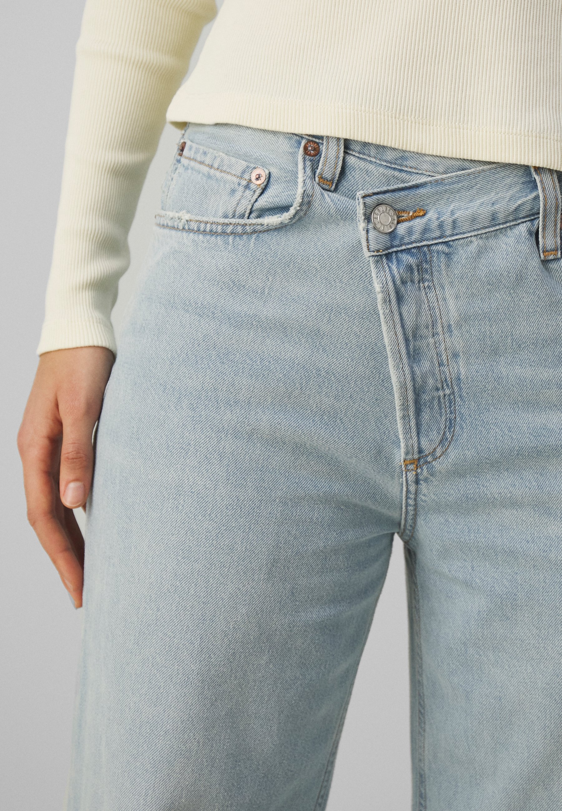 パンツ AGOLDE Chris Cross Denim Pants White A90371183ELMNT A9037118 AGOLDE Criss Cross Straight Jeans in Element | REVOLVE