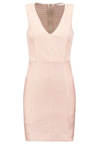 Robe moulante sans manches rose blush avec décolleté en V, texture côtelée diagonale et horizontale, et fermeture éclair au dos.