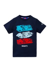 T-shirt in cotone blu navy con tre grafiche stilizzate di auto in blu, bianco e rosso, con la scritta "BUGATTI" stampata in bianco sotto.