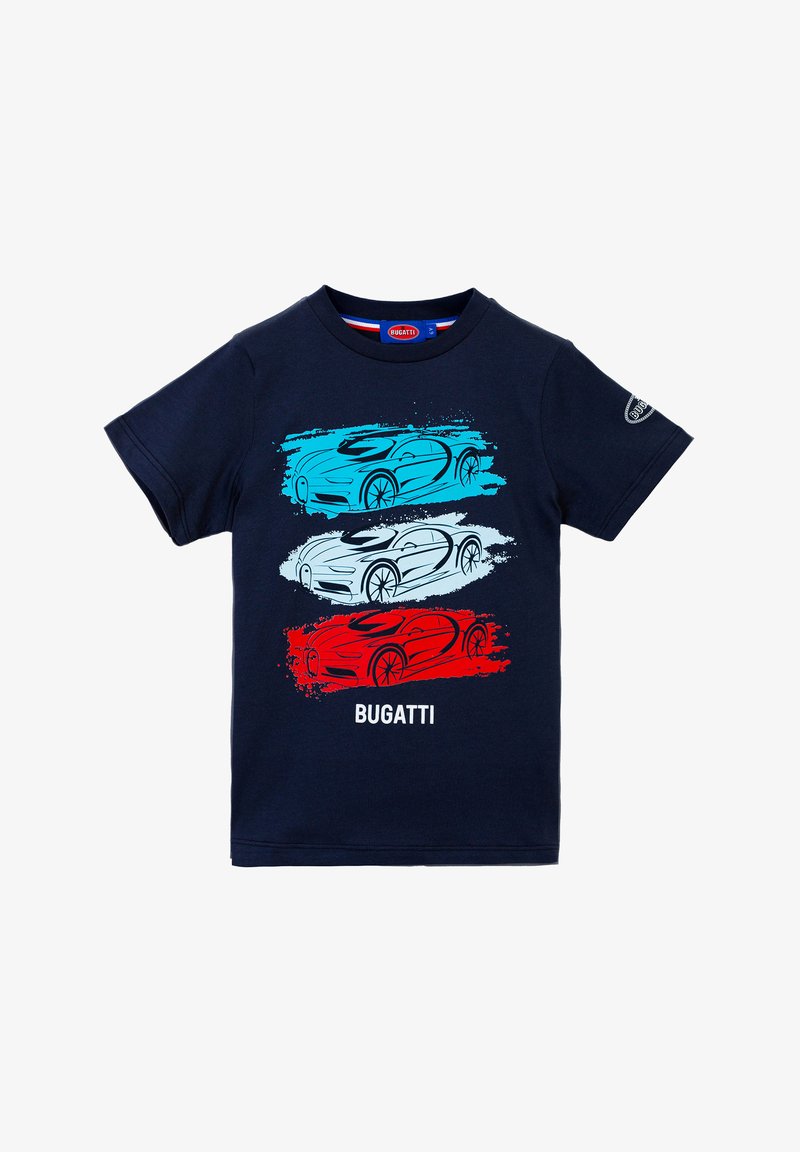 T-shirt in cotone blu navy con tre grafiche stilizzate di auto in blu, bianco e rosso, con la scritta "BUGATTI" stampata in bianco sotto.
