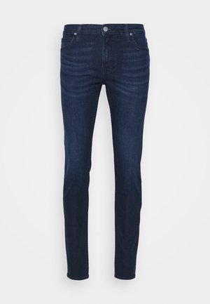 Dunkelblaue Skinny-Fit-Jeans mit Vordertaschen, Gürtelschlaufen und Knopfverschluss, vor einem schlichten weißen Hintergrund gezeigt.