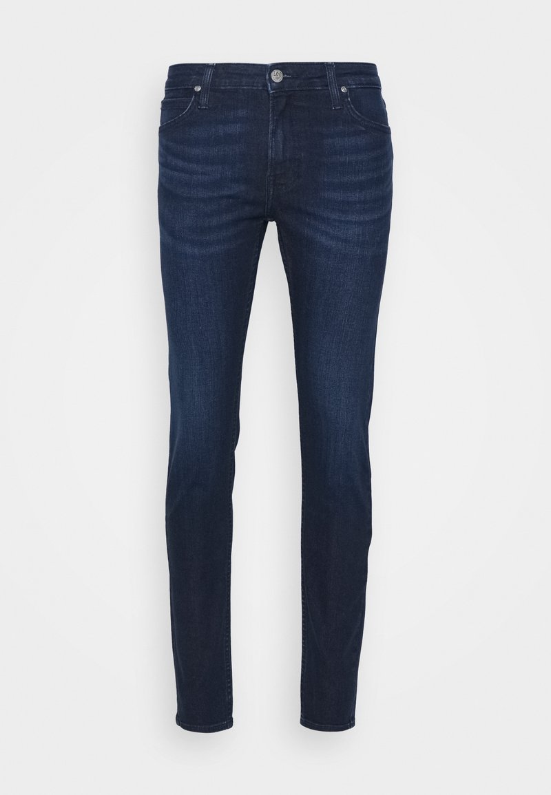 Jean skinny bleu foncé avec poches avant, passants de ceinture et fermeture boutonnée, présenté sur un fond blanc uni.