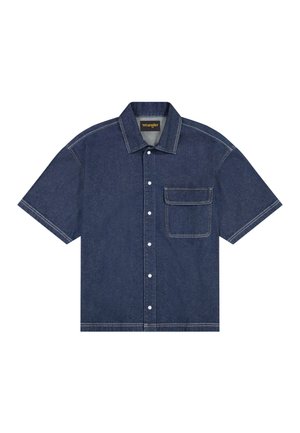 Tumesinine lühikese varrukaga teksasärk, millel on nööbitav eesmine osa, terav krae, klapiga rinnatasku ja kontrastõmblused.