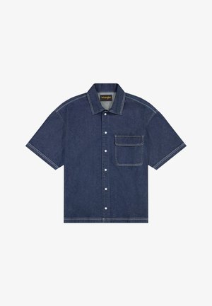 Tumesinine lühikese varrukaga teksasärk, millel on nööbitav eesmine osa, terav krae, klapiga rinnatasku ja kontrastõmblused.