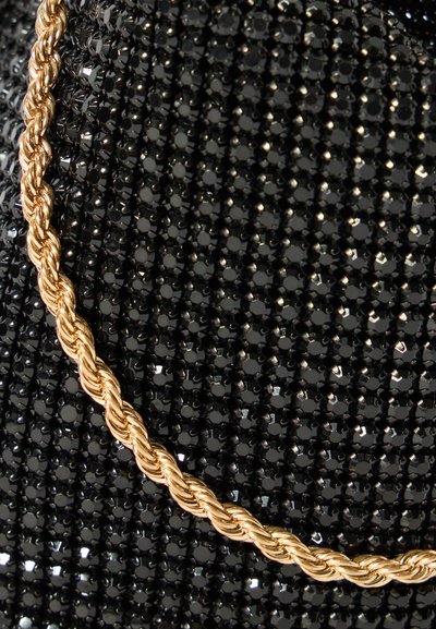 Crna clutch torba sa perlicama sa uvijenom zlatnom lancem. Površina se sastoji od sjajnih crnih perlica raspoređenih u teksturiranom uzorku.