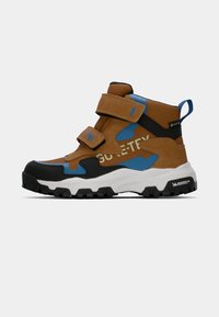 Stivale da trekking alta in marrone e blu con doppie cinghie in velcro, suola nera robusta, logo "GORE-TEX" e dettagli della suola Michelin.