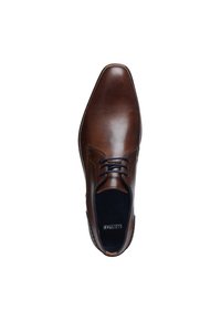 Chaussure habillée en cuir marron avec un bout pointu, panneau texturé près de l'avant et design classique à lacets. Doublure intérieure douce visible.