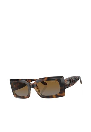 Occhiali da sole tartarugati con montatura quadrata, lenti con gradiente marrone e aste laterali finemente decorate con dettagli del logo.