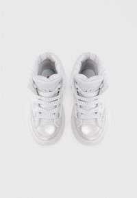 Sneaker alte bianche con collari imbottiti, dettagli in mesh argentato e suole in gomma testurizzata. Presentano lacci vivaci e una finitura liscia.