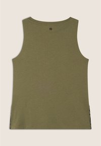 Canotta verde oliva con scollo rotondo, design senza maniche e orlo con un sottile accento a motivo sui lati. Realizzata in tessuto morbido.