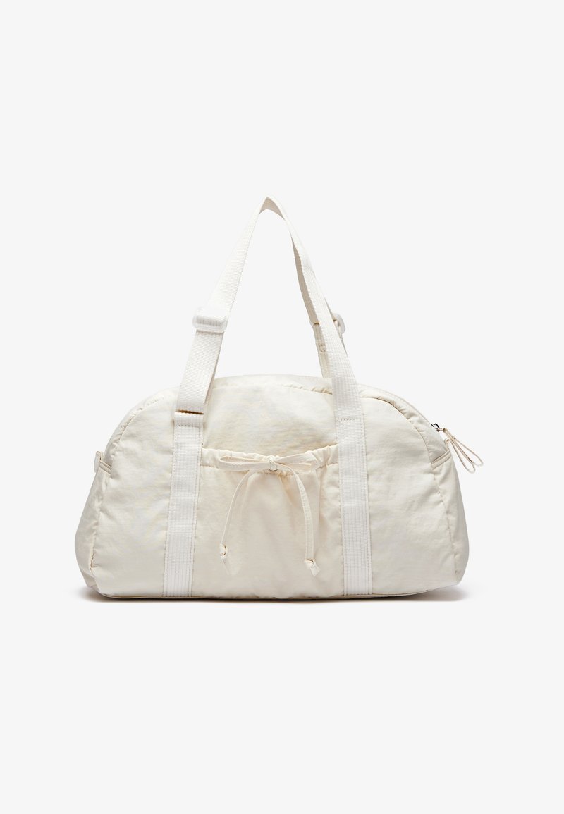 Mala de viagem em forma de cúpula, branca, feita de tecido texturizado. Apresenta duas alças, fecho de cordão e um bolso lateral com zíper.