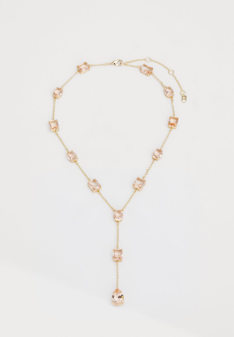 Ogrlica u zlatnom tonu s pravokutnim i suzastim ružičastim draguljima, koja se ističe dizajnom lanca i kopčanjem na školjku.