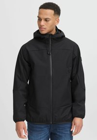 Zwarte heren softshell jas met een capuchon, rits aan de voorkant, elastische manchetten en zijzakken; soepel oppervlak en minimalistisch ontwerp.