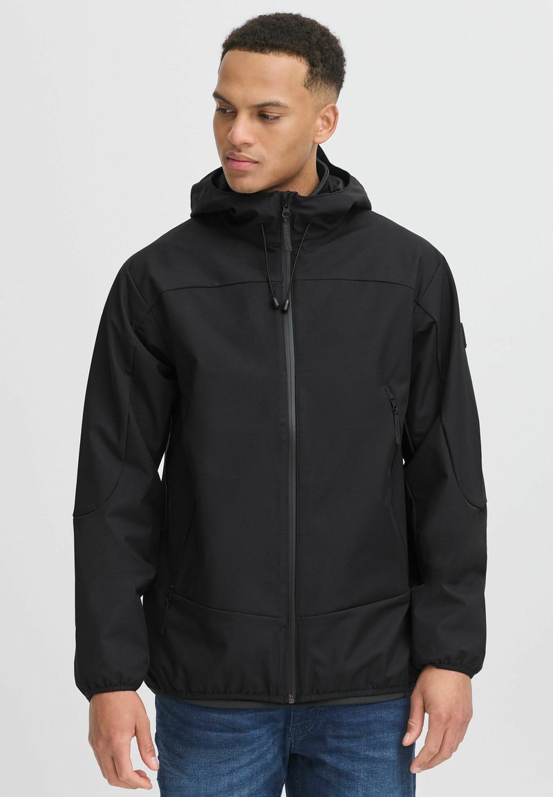 Zwarte heren softshell jas met een capuchon, rits aan de voorkant, elastische manchetten en zijzakken; soepel oppervlak en minimalistisch ontwerp.