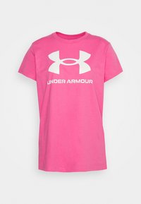 Camiseta de algodón rosa con cuello redondo y mangas cortas, con un gran logo blanco de Under Armour en el centro.