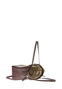 Borsa a tracolla in pelle marrone con superficie texturizzata, una sola tracolla e apertura superiore che rivela un interno beige con marchio stampato.