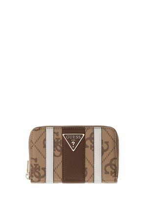 Portefeuille Guess marron et beige avec des rayures blanches verticales et un logo métallique triangulaire sur le devant comportant le nom de la marque et un point d'interrogation.