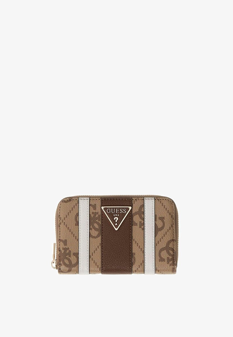 Portefeuille Guess marron et beige avec des rayures blanches verticales et un logo métallique triangulaire sur le devant comportant le nom de la marque et un point d'interrogation.