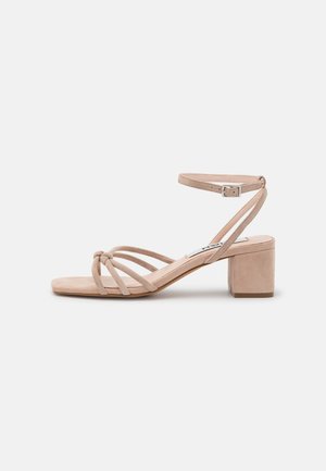 Beżowe zamszowe sandały na obcasie z kwadratowym czubkiem, z plecionym paskiem i zapięciem na kostkę, na obcasie w kształcie bloku.