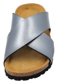 Sandalia gris con tiras en forma de cruz, parte superior texturizada, plantilla de corcho y suela negra duradera. Diseño cómodo y destalonado.