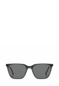 Lunettes de soleil rectangulaires grises avec des verres sombres, fabriquées en plastique mat. Branches droites légèrement incurvées, avec un logo subtil sur le côté.