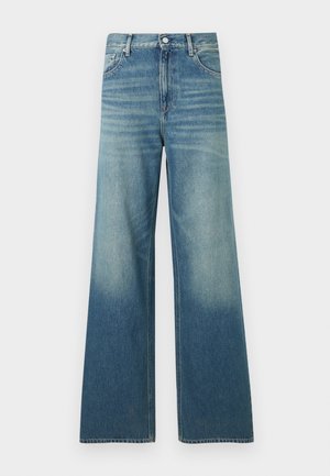 Blauwe high-waist spijkerbroek met een wijde pijp, voorzakken, knoopsluiting en vervaagde details op de dijen en onderbenen.