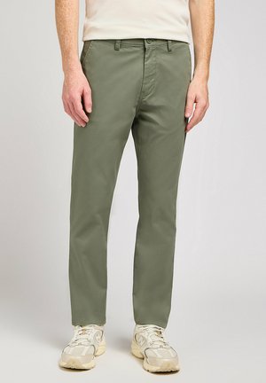 Olivegrüne Baumwollhose mit geradem Schnitt, vier Taschen und einem Knopfverschluss. Glatte Textur und leichtes Material.