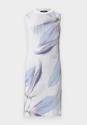 Αμάνικο λευκό midi φόρεμα με μαύρες κάθετες ρίγες και μεγάλα μπλε και μωβ λουλουδένια σχέδια.