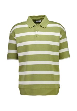 Zielono-biała koszulka polo w paski z krótkimi rękawami, kołnierzykiem, plisą na trzy guziki i prostym dołem. Miękka tekstura materiału.
