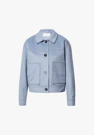 Giacca di lana azzurra chiara con ampie tasche frontali, bottoni neri, colletto e un sottile emblema ricamato sulla tasca in basso a destra.