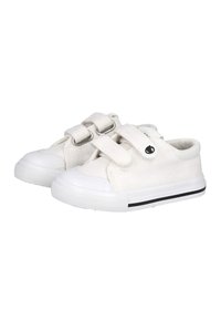 Zapatillas de lona blancas con dos tiras de Velcro, punteras de goma y una franja negra en la suela. Forma redondeada con una textura suave.