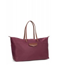 Borsa a tracolla in nylon bordeaux con manici in pelle marrone. Presenta una tasca frontale con chiusura a patta. Design spazioso, texture liscia.