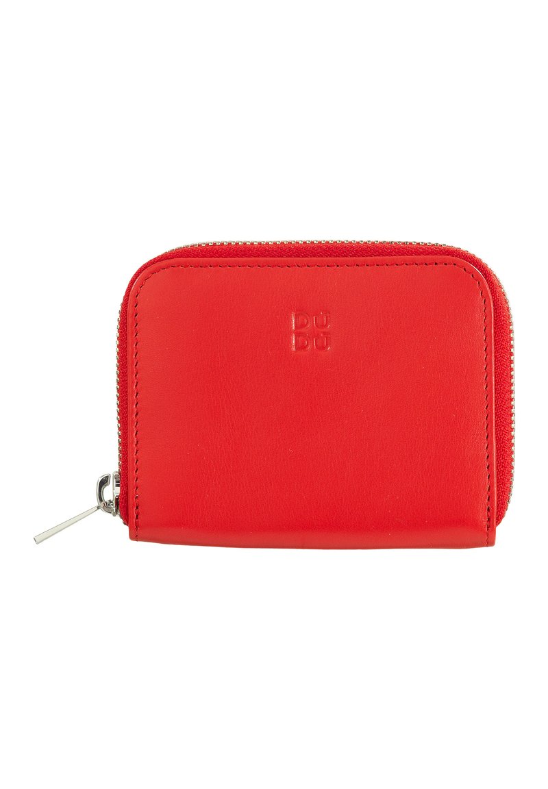 Rote Lederbörse mit glatter Textur, abgerundeten Kanten und einem silbernen Reißverschluss. Vorn mit geprägtem Markenlogo.