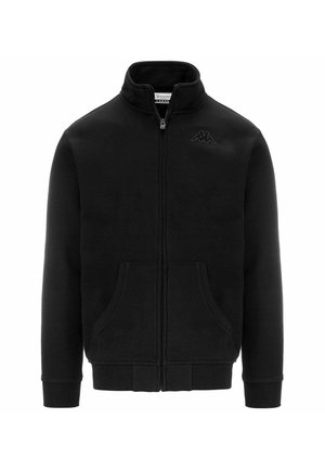 Chaqueta negra con cremallera hecha de una tela suave, con un cuello alto, dos bolsillos frontales y un logotipo sutil en el pecho.