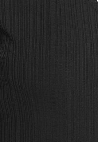 Tessuto nero a costine con linee verticali e una texture liscia. Il materiale sembra elastico, con una leggera lucentezza e senza motivi o accenti visibili.