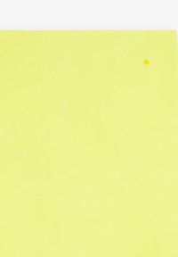 Tessuto giallo brillante, texture liscia, forma rettangolare, con un piccolo dettaglio a pois giallo nell'angolo in alto a destra.