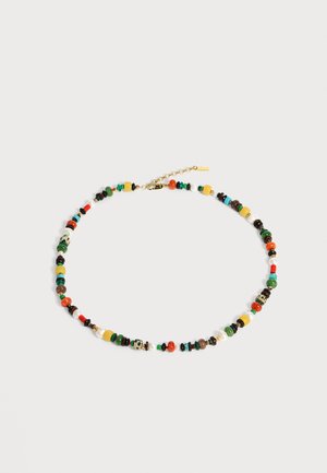 Collana colorata con perline piccole rotonde e irregolari in verde, rosso, giallo, nero, bianco e blu, chiusa con una chiusura dorata e una catenella di estensione.