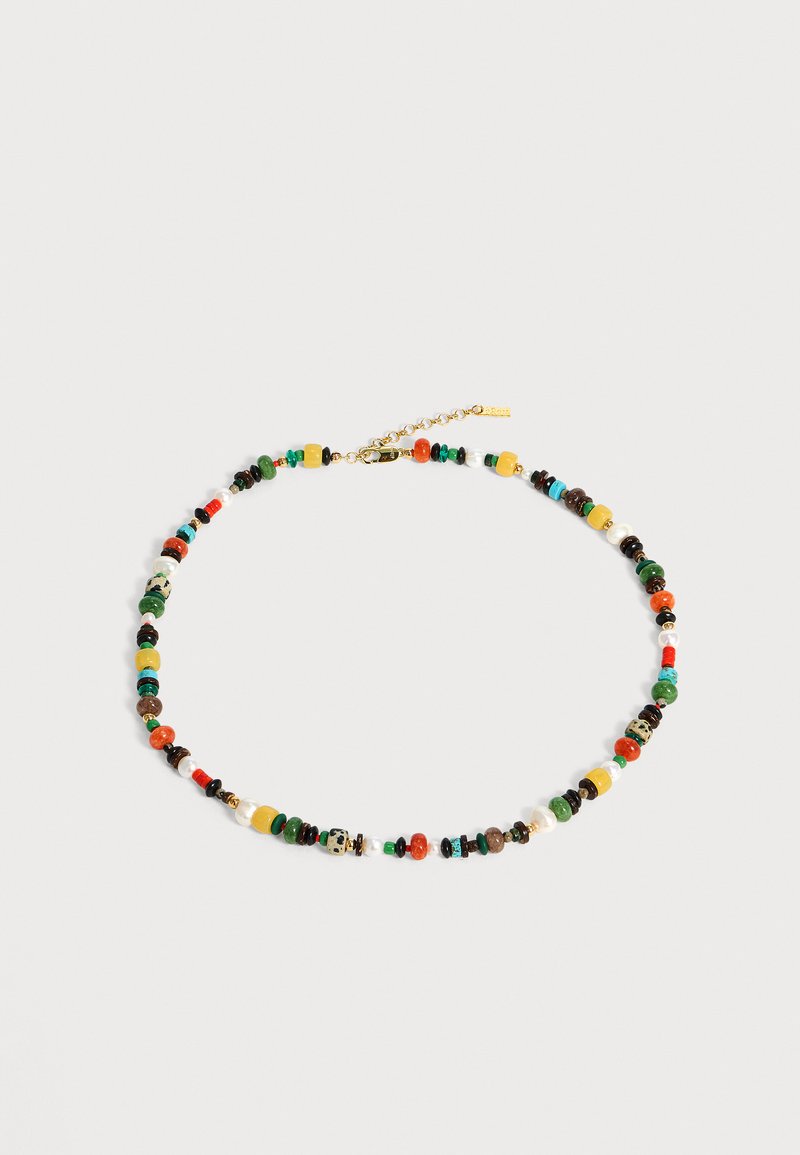 Collier coloré avec petites perles rondes et irrégulières en vert, rouge, jaune, noir, blanc et bleu, fermé par un fermoir doré et une chaîne d'extension.